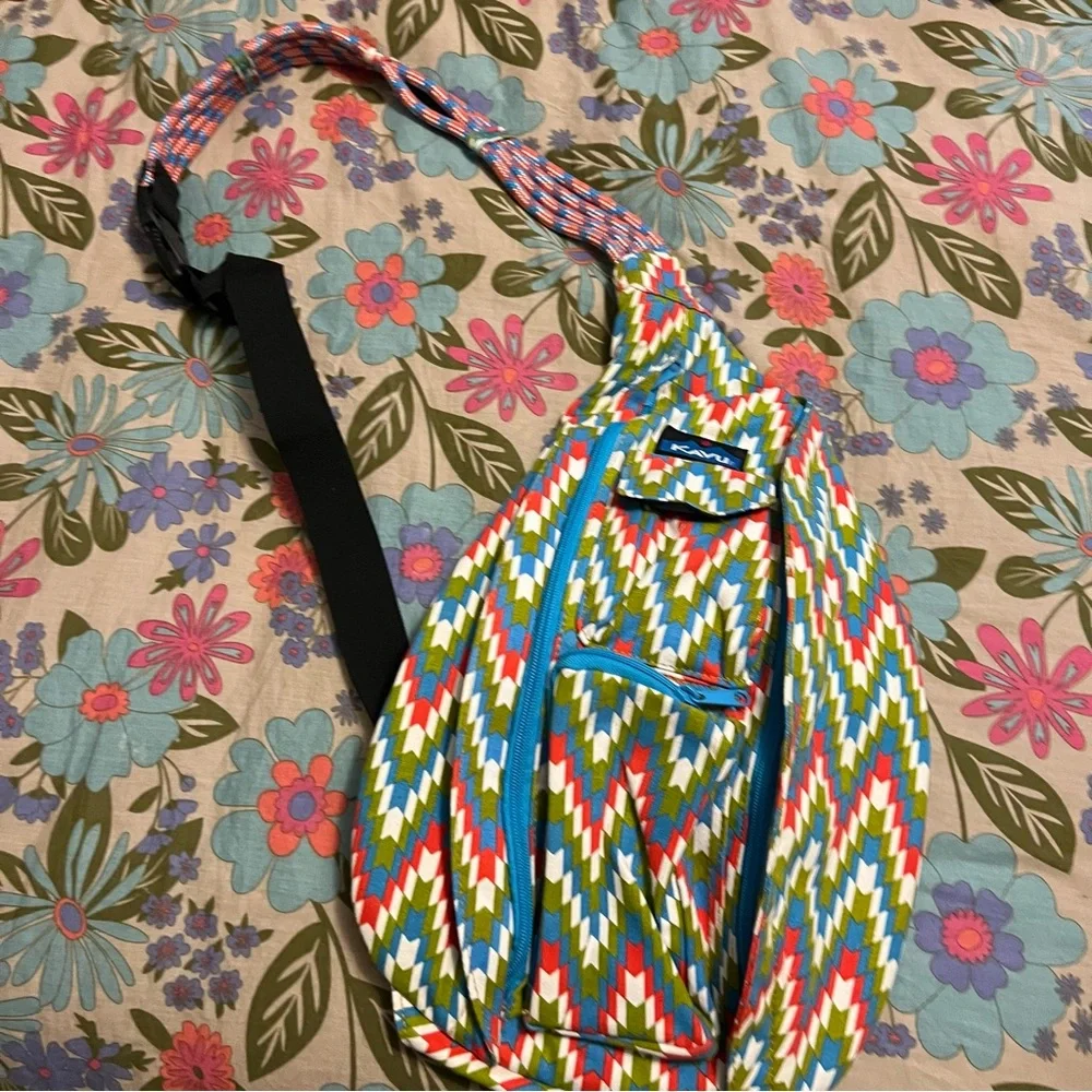 KAVU Colorful Chevron crossbody backpack sling Bag multiple zip pockets - Picture 8 of 12